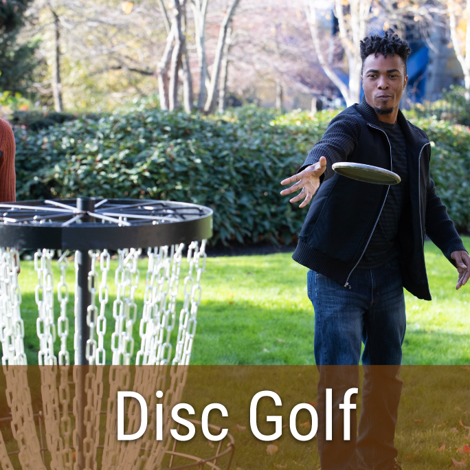 african american man playing disc golf